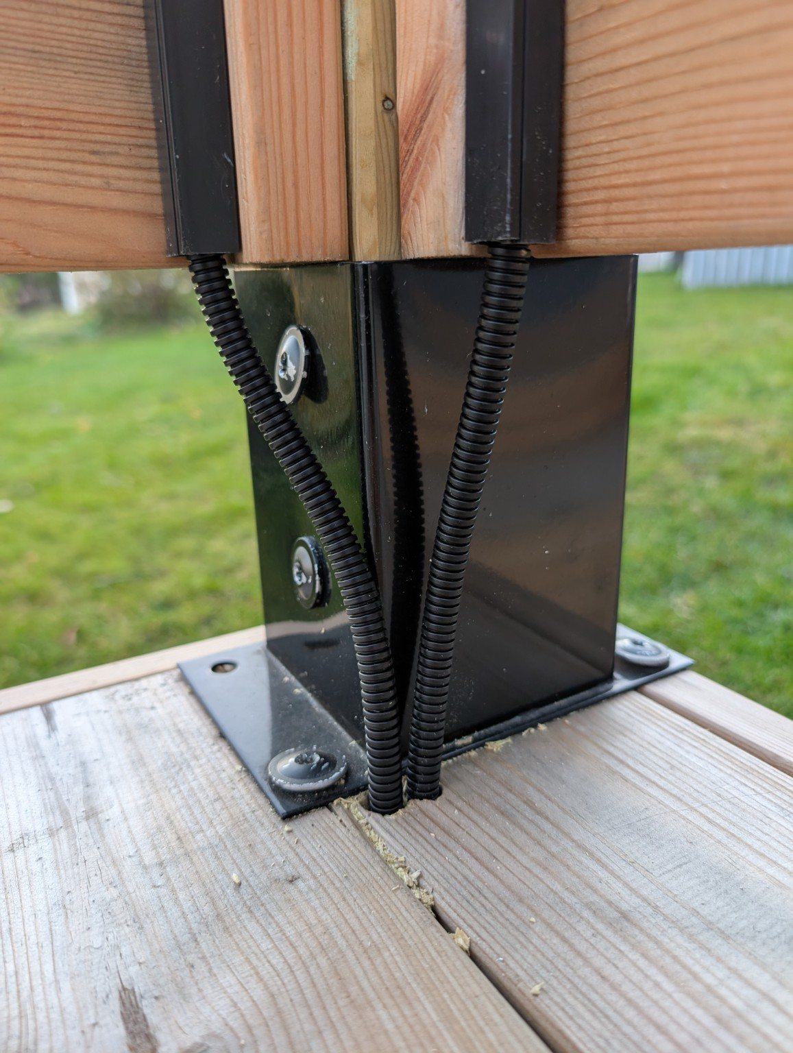 Detalj av kabeldragning vid stolpe